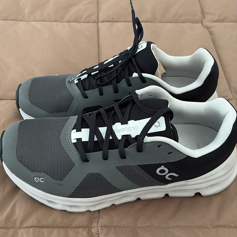 Women’s cloud runners size 9. excellent condition no stains or damage.